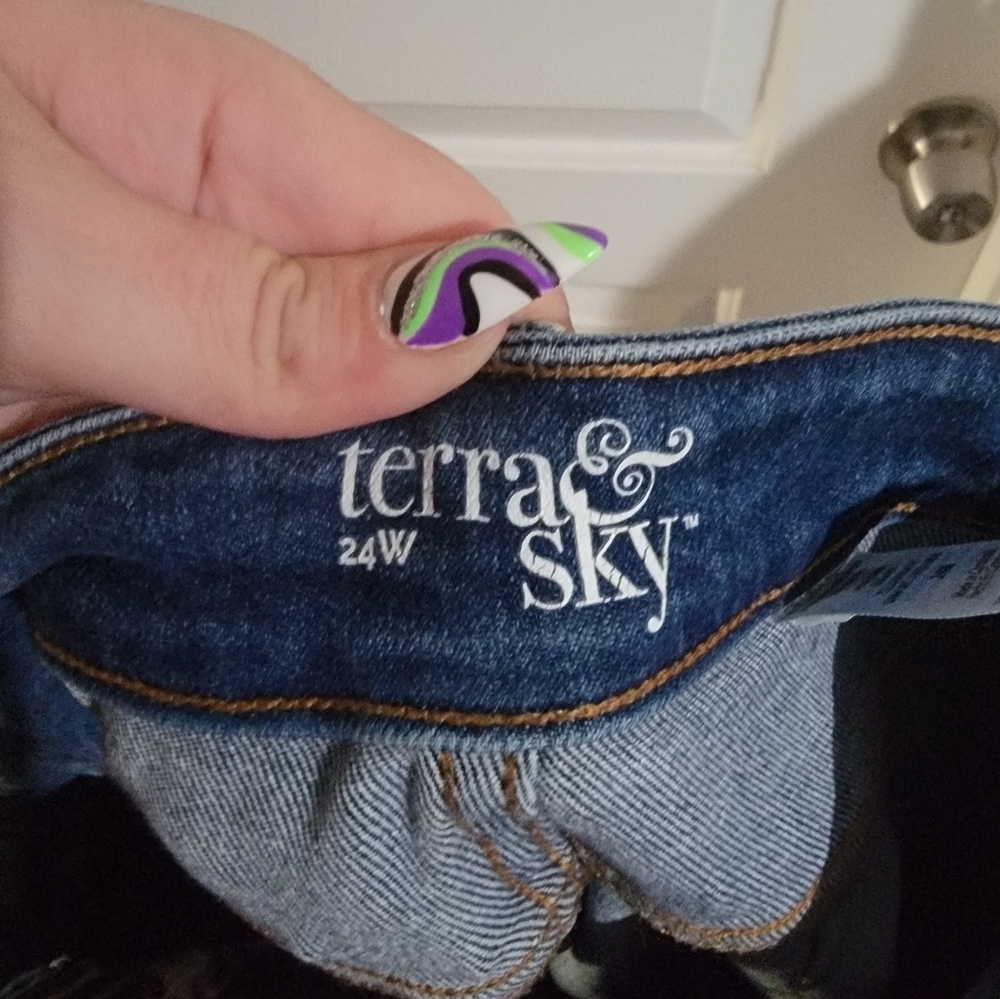 Distressed Jeans - Picture 5 of 5